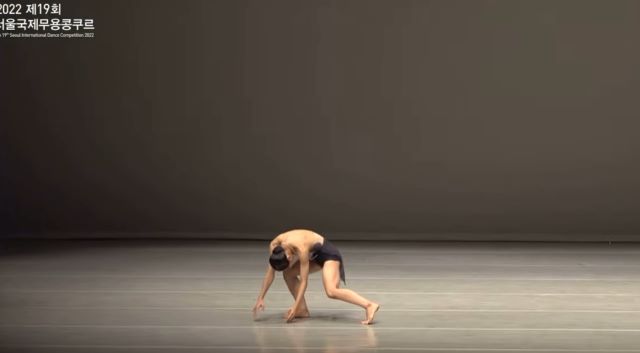 ▲ 충북예술고 무용과 이은비 학생이 ‘제19회 서울국제무용콩쿠르’ 본선에서 연기를 펼치고 있다.ⓒ충북교육청