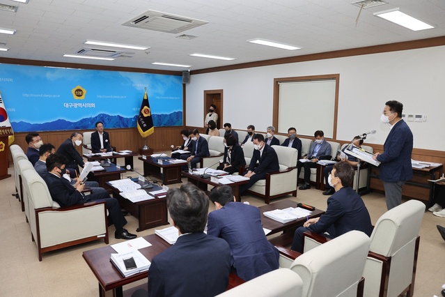 ▲ 제9대 대구시의회(의장 이만규)가 11일 첫 확대의장단 회의를 열고 시 조직개편안 등과 관련한 논의를 갖고 급하게 추진보다는 장기적 안목으로 추진할 것을 주문했다.ⓒ대구시의회