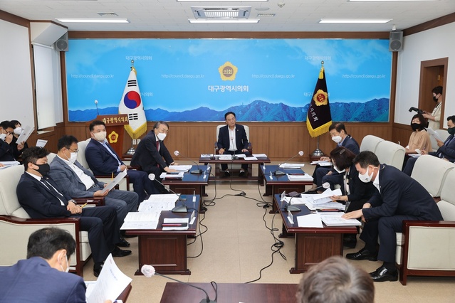 ▲ 시의회 확대의장단은 예정에 없었던 긴급회의를 갖고 대구시 행정부시장과 소관 실·국장들로부터 사전 설명을 들었다.ⓒ대구시의회