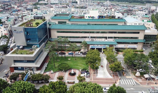 ▲ 대구 동구청(구청장 윤석준)은 오는 13일부터 17일까지 이마트 반야월점 1층 행사장에서 동구 식품제조업체 9개소가 참여하는 ‘동구 식품제조업체 우수식품 특별판매전’을 개최한다.ⓒ동구청