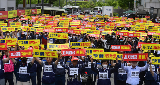 ▲ 소상공인연합회가 2023년도 최저임금을 심의하는 최저임금위원회 제4차 전원회의에 앞서 지난 6월 16일 오후 정부세종청사 고용노동부 청사 앞에서 제2차 최저임금 제도개선 촉구 결의대회를 갖고 구호를 외치고 있다.  ⓒ정상윤 기자