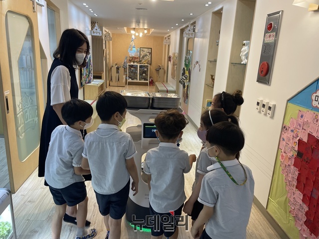 ▲ 명륜로에 위치한 중앙유치원이 유치원으로는 처음으로 KT AI 서비스 로봇을 도입하며 학습편의를 도모하고 있다.ⓒ뉴데일리