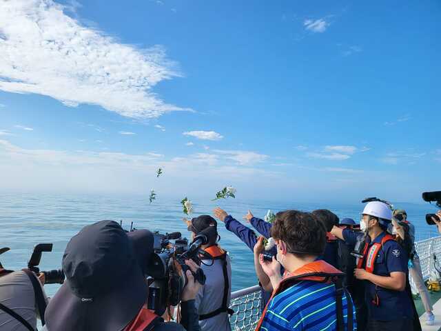 ▲ 서해에서 북한군에 피살된 해수부 소속 무궁화10호 항해사 고(故) 이대준씨의 친형 이래진씨와 하태경 국민의힘 의원이 지난 2일 연평도 인근 해역을 운항 중에 국가어업지도선 무궁화 35호에서 국화를 바다에 던지며 고인을 추모하고 있다. ⓒ이래진씨 페이스북 갈무리