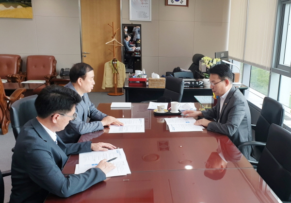 ▲ 조길형 충주시장이 지난 11일 김인중 농림축산식품부 차관을 만나 지역 현안 사업을 설명했다.ⓒ충주시