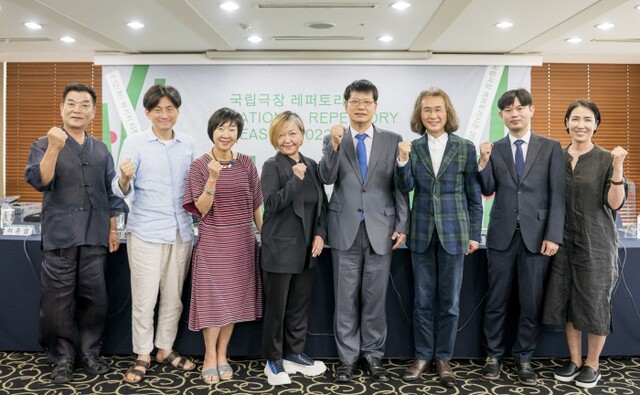 ▲ '2022-2023 국립극장 레퍼토리시즌' 발표 기자간담회에 참석한 (왼쪽부터)허종열 국립창극단 예술감독 대행, 이성열 연출, 손인영 국립무용단 예술감독, 이지나 연출, 강성구 국립극장장 직무대리, 김성진 국립국악관현악단 예술감독, 이동욱 한국생산기술연구원 박사, 김지원 연출.ⓒ국립극장