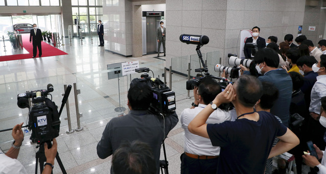 ▲ 윤석열 대통령이 12일 서울 용산 대통령실 청사로 출근하며 취재진 질문에 답하고 있다. ⓒ뉴시스