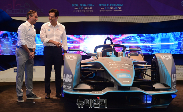 ▲ 오세훈 서울시장과 제이미 리글 포뮬러E CEO가 젠2를 배경으로 포즈를 취했다. ⓒ정상윤 기자