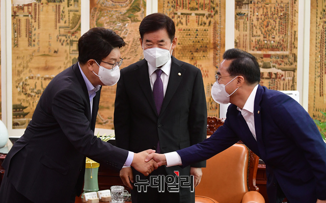 ▲ 권성동 국민의힘 당대표 직무대행 겸 원내대표와 박홍근 더불어민주당 원내대표가 12일 오전 국회 의장실에서 김진표 국회의장 주재 여야 원내대표 회동에 앞서 악수하고 있다. ⓒ이종현 기자