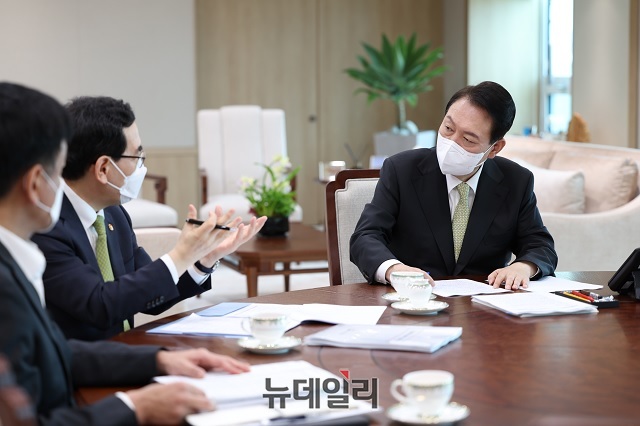 ▲ 윤석열 대통령이 12일 오전 서울 용산 대통령실에서 이창양 산업통상자원부장관으로부터 부처 업무보고를 받고 있다.ⓒ대통령실 국민소통관실