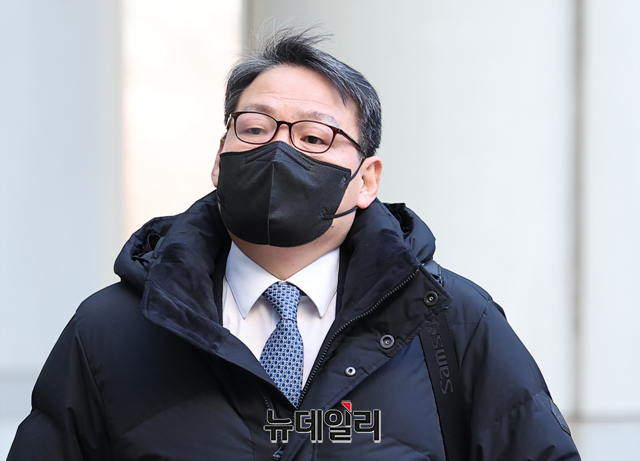 ▲ 김학의 전 법무부 차관 불법 출국금지에 관여한 혐의로 기소된 이광철 전 청와대 민정비서관이 지난 1월 21일 오전 서울 서초구 중앙지방법원에서 열린 공판에 출석하고 있다.ⓒ강민석 기자