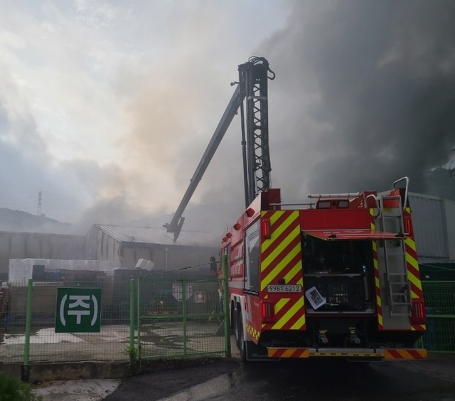 ▲ 12일 오전 6시 6분께 세종시 금남면 한 식품 냉동육 가공 공장에서 불이 나 소방대원들이 진화 작업을 하고 있다.ⓒ세종소방본부