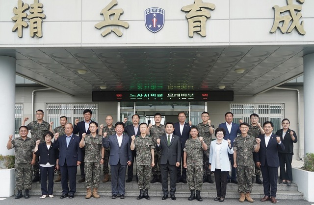 ▲ 논산시의회 의원들이 12일 육군훈련소를 방문해 박원호 훈련소장과 지역사회의 현안 등을 논의한 뒤 기념촬영을 하고 있다.ⓒ논산시의회