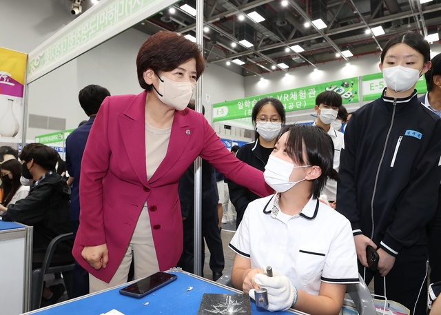 ▲ 강은희 교육감이 ‘일학습병행 잡마켓’ 행사장을 방문해 직업계고 학생들을 격려하는 모습.ⓒ대구시교육청