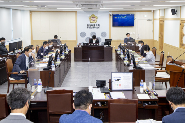 ▲ 경북도의회 행정보건복지위원회(위원장 최태림)는 제332회 임시회 기간 중 11일과 12일 상임위 회의를 열고 소관 부서인 감사관, 인재개발원, 경북도립대, 자치행정국, 아이여성행복국, 복지건강국 업무보고를 청취했다.ⓒ경북도의회