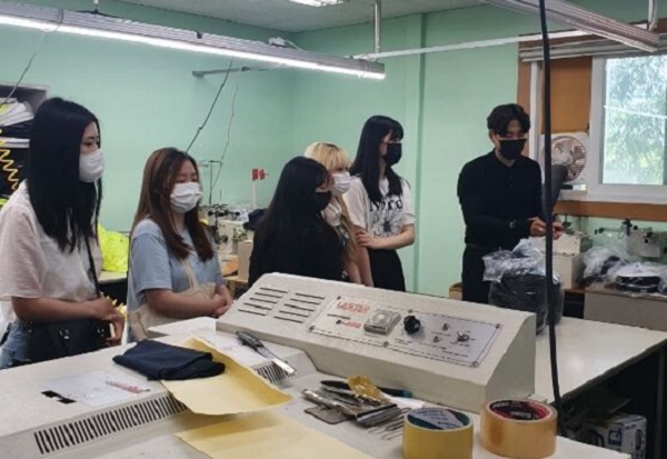▲ 한남대 의류학과 학생들이 소방방재 전문의류 업체인 ㈜전우를 방문해 제조공정을 지켜보고 있다.ⓒ한남대