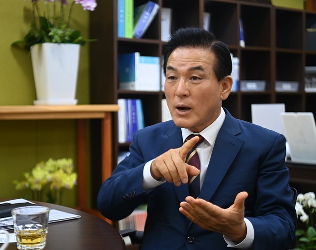 ▲ 백성현 논산시장이 12일 논산시청 시장실에서 인터뷰를 하고 있다.ⓒ논산시