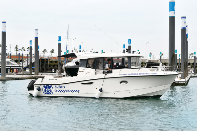 ▲ 12일 왕산마리나항에서 레저보트 '아비커스 2호'가 자율운항하고 있다. ⓒ아비커스