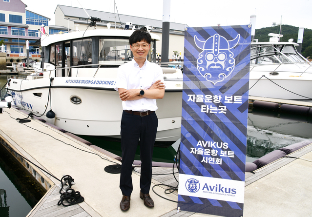 ▲ 임도형 아비커스 대표가 12일 자율운항 솔루션을 탑재한 '아비커스 2호' 앞에서 기념촬영을 하고 있다. ⓒ아비커스