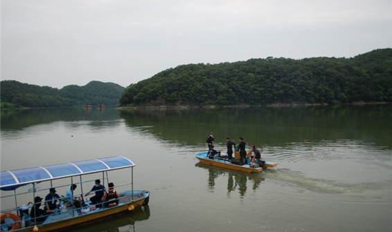 ▲ 지난 12일 119 신고를 받고 출동한 소방당국이 진천군 초평면 화산리 초평저수지에서 실종자 수색 작업을 벌이고 있다.ⓒ진천소방서