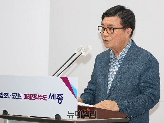 ▲ 도순구 세종시장직 인수위원회 간사가 13일 세종시청 정음실에서 기자회견을 하고 있다.ⓒ이길표 기자