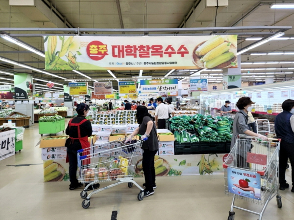 ▲ 충주시는 수안보와 살미지역에서 생산한 대학찰옥수수를 수도권 판촉행사를 열고 있다.ⓒ괴산군