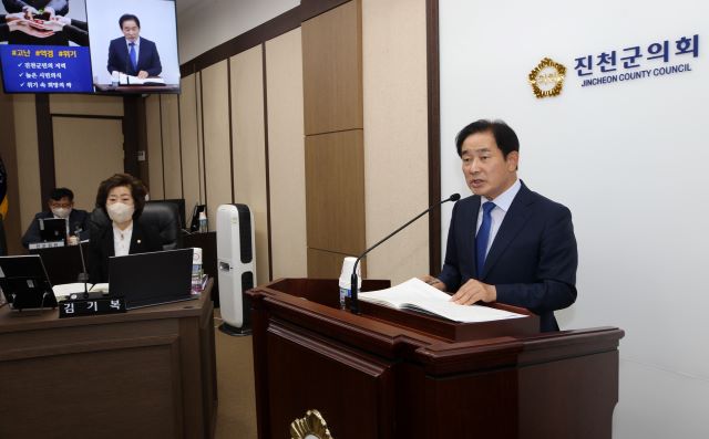 ▲ 송기섭 진천군수가 13일 진천군의회 본회의장에서 열린 제306회 임시회에서 제9대 의회 개원에 따른 시정연설을 하고 있다.ⓒ진천군