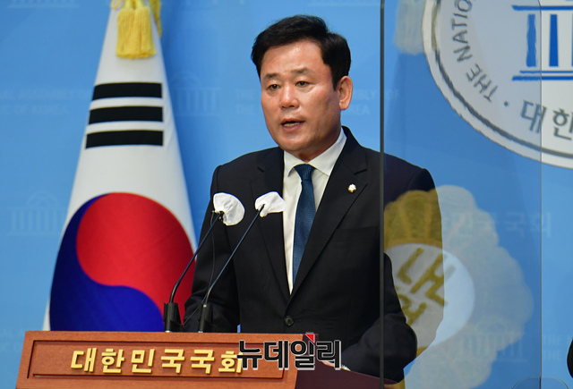 ▲ 송갑석 더불어민주당 의원이 13일 오후 국회 소통관에서 최고위원 출마 선언 기자회견을 갖고 있다. ⓒ이종현 기자