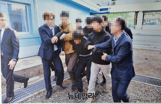 ▲ 2019년 문재인 정부 당시 판문점에서 강제로 북송되는 탈북 어민들의 모습. ⓒ태영호 의원실 제공