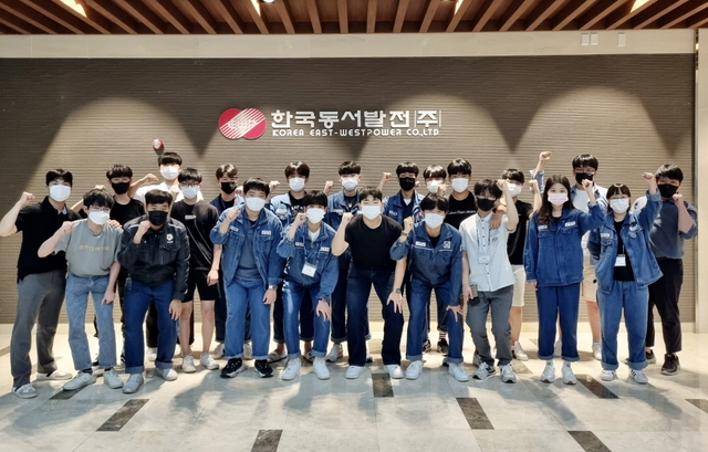 ▲ '고교오픈스쿨' 참여자들이 당진발전본부에서 현장 견학을 마치고 기념 사진을 촬영하고 있다. ⓒ동서발전