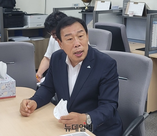 ▲ 최민호 세종시장이 13일 오후 시청 기자실을 찾아 읍면동장 시민추천제 폐지에 따른 입장을 밝히고 있다.ⓒ이길표 기자