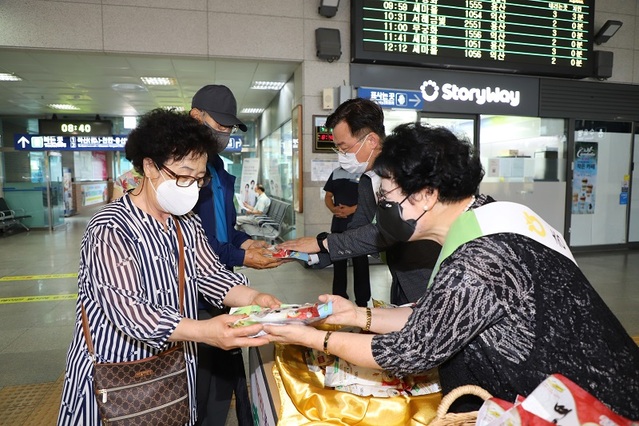 ▲ 이종욱 충남세종농협본부장(오른쪽 뒤)과 박분이 충남팜스테이협의회장(오른쪽 앞)은 13일 홍성역에서 본격적인 휴가철을 앞두고 농촌관광 활성화를 위한 ‘농촌에서 여름휴가 보내기 캠페인’을 홍보활동을 펼쳤다. ⓒ충남세종농협