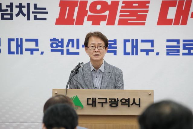 ▲ 이종헌 대구시 정책총괄단장이 13일 대구시청에서 대구의료원 공공성 강화를 위한 브리핑을 하고 있다.ⓒ대구시