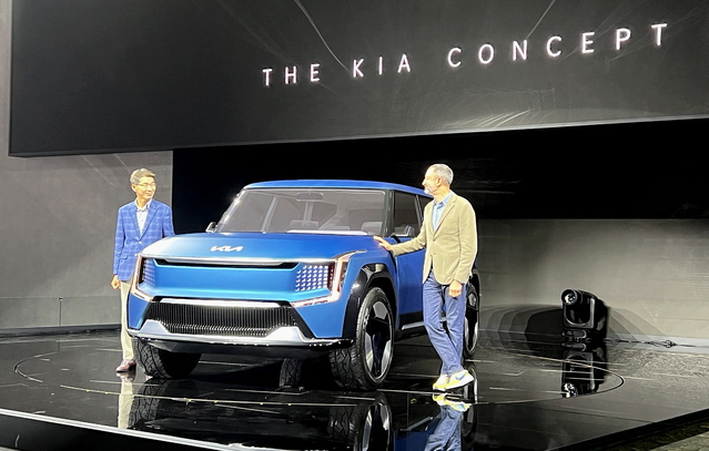 ▲ 권혁호 기아 사장과 카림 하비브 기아디자인센터장이 '콘셉트 EV9'을 소개하는 모습. 
 ⓒ김재홍 기자