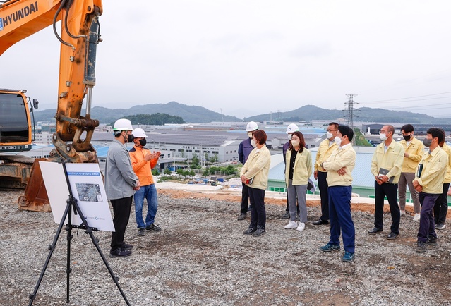 ▲ 이병환 성주군수는 7월 13일 성주일반산업단지 내 폐기물매립장 폐쇄공사(안정화사업) 현장을 방문했다.ⓒ성주군