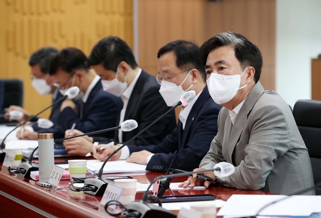 ▲ 김태흠 충남도지사가 지난 4일 도청에서 실국원장회의를 주재하며 산하 공공기관에 대한 감사를 지시하고 있다.ⓒ충남도