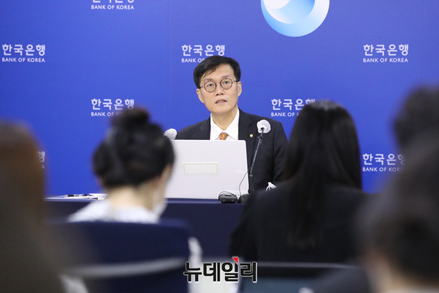▲ 한국은행 이창용 총재가 전날 통화정책방향 회의 직후 기자간담회를 진행하고 있다. ⓒ뉴데일리