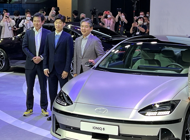 ▲ 맨 앞줄 오른쪽부터 장재훈 현대차 사장, 박지성 홍보대사, 이상엽 현대디자인센터장 ⓒ정원일 기자