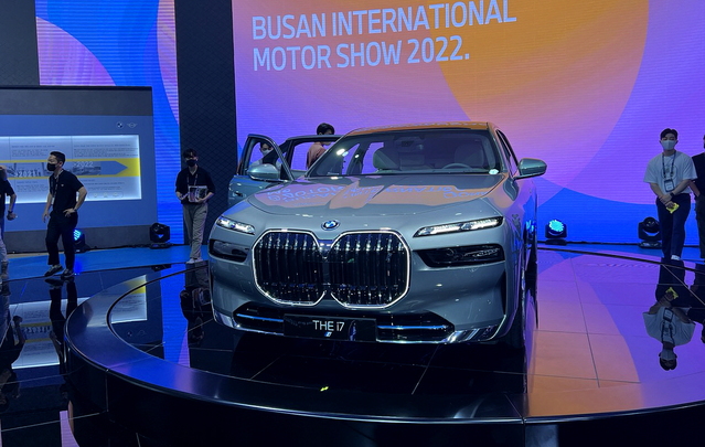 ▲ 부산모터쇼에서 국내 첫 공개된 BMW의 순수 전기 플래그십 세단 'i7' ⓒ김재홍 기자