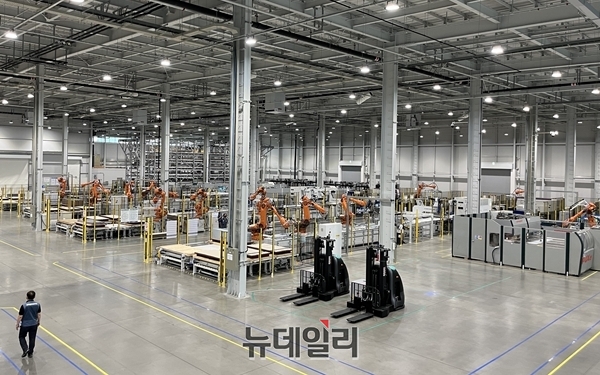 ▲ 13일 현대엘리베이터 충주캠퍼스 판금동에서 로봇들이 엘리베이터의 도어, 천장, 벽 등을 생산하고 있다. ⓒ김보배 기자