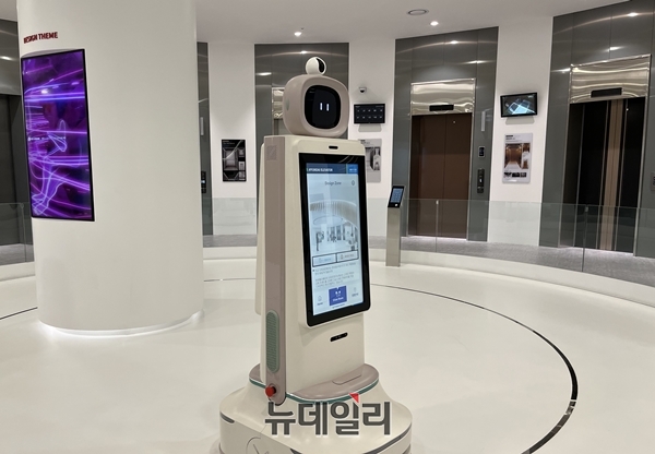 ▲ 현대엘리베이터 충주 본관 쇼룸에서 AI로봇이 방문객을 안내하고 있다. ⓒ김보배 기자