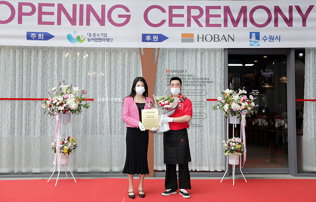 ▲ 김윤혜 호반프라퍼티 사장(왼쪽)과 박정수 입분식가정집 대표가 H다이닝 2기 오픈 행사에서 기념촬영을 하고 있다.ⓒ호반그룹