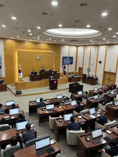 ▲ 충주시의회가 14일 본회을 열고 충주시 AI영재고 지정 촉구 결의안을 채택했다.ⓒ충주시의회