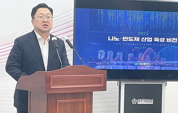 ▲ 이장우 대전시장이 14일 시청에서 가진 취임 후 첫 브리핑에서 나노·반도체산업 육성에 대한 설명을 하고 있다.ⓒ대전시