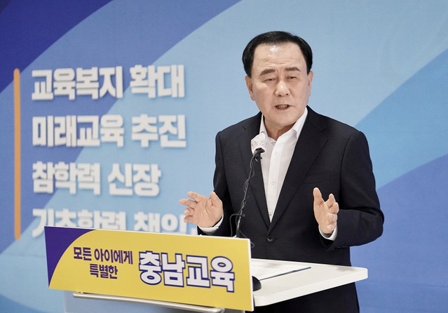 ▲ 김지철 충남도교육감이 14일 시교육청에서 취임 후 첫 기자회견을 갖고 있다.ⓒ충남도교육청