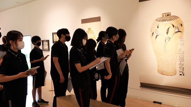 ▲ 이동고 학생들이 경주솔거미술관 전시 작품에 대한 도슨트 교육을 체험하고 있다.ⓒ경주엑스포