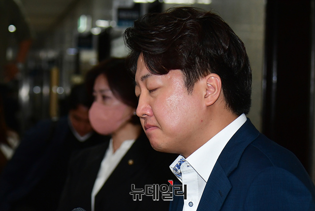 ▲ '성상납 증거인멸 교사' 의혹을 받고 있는 이준석 국민의힘 대표가 지난 7일 오후 국회에서 열린 중앙윤리위원회 출석에 앞서 입장을 밝히고 있다. ⓒ이종현 기자
