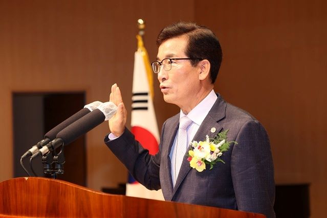 ▲ 윤건영 충북교육감이 취임식에서 선서를 하고 있다.ⓒ충북교육청
