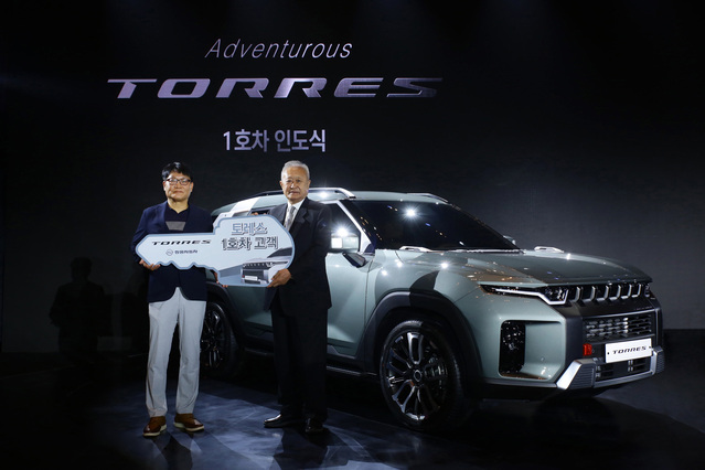 ▲ 정용원 쌍용차 관리인이 14일 김두영 전영전기 대표에게 '토레스' 1호차를 전달했다.
 ⓒ쌍용차