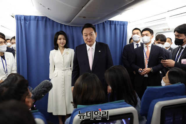 ▲ 윤석열 대통령과 부인 김건희 여사가 지난 6월27일(현지시간) 스페인 마드리드로 향하는 공군1호기에서 동행한 취재단과 인사를 나누고 있다.ⓒ정상윤 기자(사진=대통령실 국민소통관실)