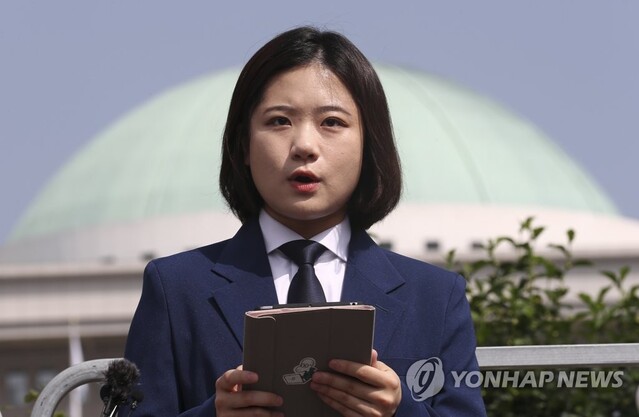 ▲ 더불어민주당 박지현 전 공동비상대책위원장이 15일 국회 정문 앞에서 기자회견을 열고 차기 당대표 경선 출마 선언을 하고 있다. ⓒ연합뉴스